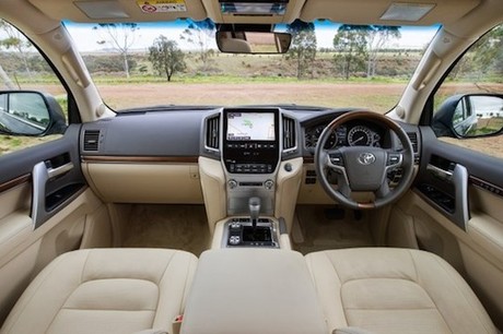 Toyota Land Cruiser VX 2016 lăn bánh 25000km rao bán lại giá 38 tỷ đồng